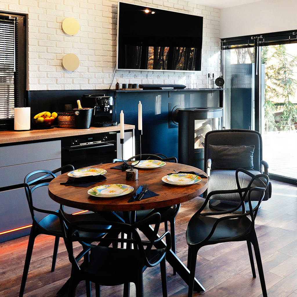 Living modern cu șemineu și zonă de dining în Vila 1