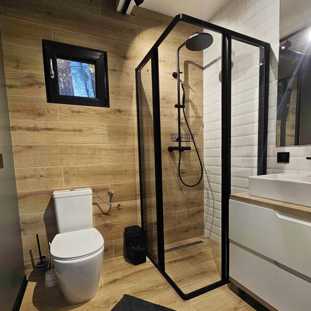 Baie premium cu finisaje moderne în Vila 2