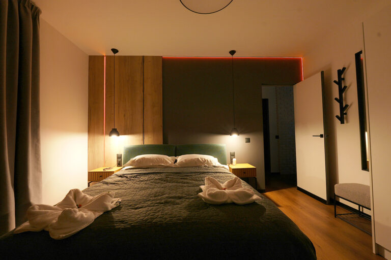 Dormitor matrimonial modern în Vila 2 de la Paltinu Lake Villas