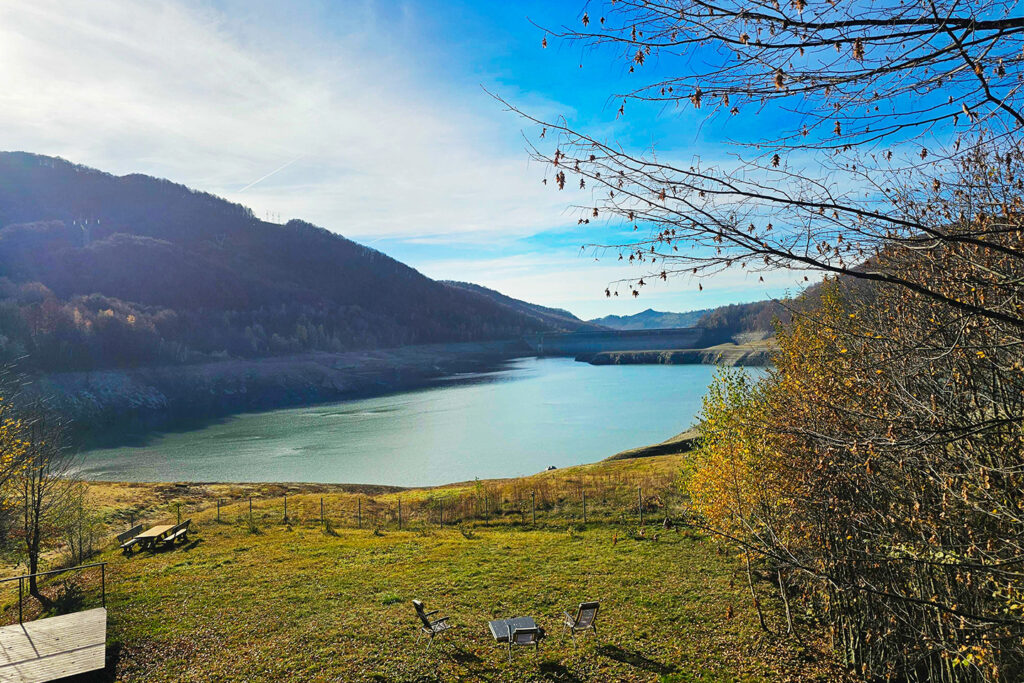 Vedere spre Lacul Paltinu de pe una din terasele de la Paltinu Lake Villas