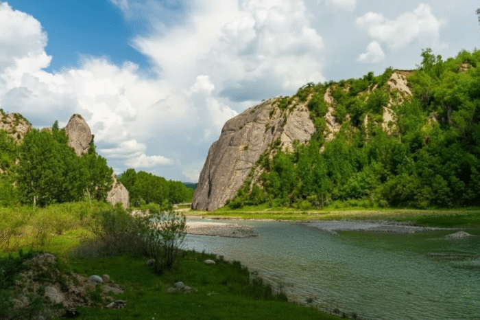 cheile doftanei - formatiune de origine carstica din Romania - Valea raului Doftana