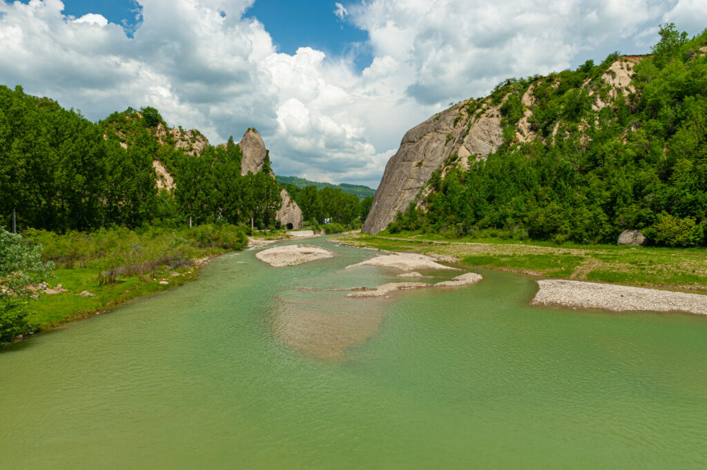Drumul printre stânci la Cheile Doftanei Prahova