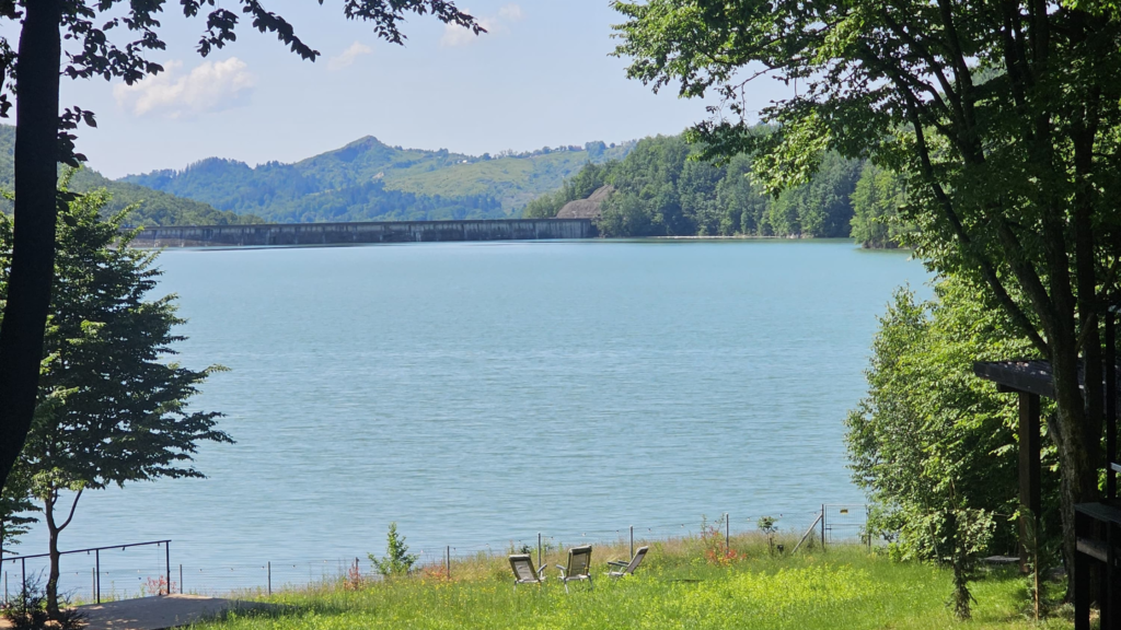 lacul Paltinu din curtea vilelor de la Paltinu Lake Villas